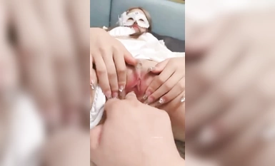 Một cô gái trẻ 18 tuổi siêu bất khả chiến bại [nữ sinh viên năm nhất] gầy và không có vẻ gợi cảm, rất gầy nhưng lại siêu dịu dàng và ngọt ngào. Cô ấy mới mất trinh cách đây không lâu nhưng ân nhân không biết làm thế nào. tỏ lòng thương xót, và anh làm cô khóc Bộ sưu tập (4)