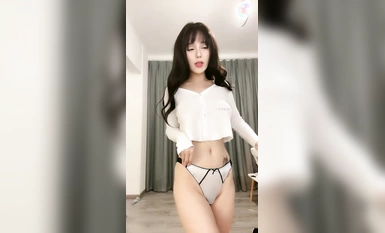 女神降臨，明星氣質頂級身材，人氣大美人【小福貴兒】罕見大尺度，裸艷舞誘惑、道具紫薇、無套啪啪，高潮臉爽死人 (5)