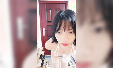 19岁的美胸学生10小时，为了学费下海了【甜甜真可爱】湖南小仙女，白嫩发育好，楚楚可怜的小眼神麻了 (1)