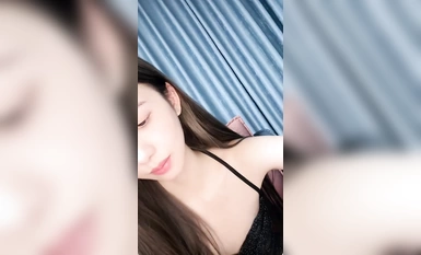 顶级尤物女神校花【广州学妹】绿播转黄下海诱惑！扒开丁字裤，干净粉嫩美穴，撩起裙子白嫩贫乳，细腰美腿扭动呻吟