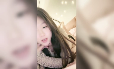 Ang napakagandang mala-fairy na dilag sa paaralan na may nag-iisang talukap [Xiao Chu] ay may maliit na katawan at malalaking suso Sa pagtatapos ng taon, ang pinakamagagandang dilag ay 19 taong gulang siya, na siyang edad kung nasaan siya mas malambot at 
