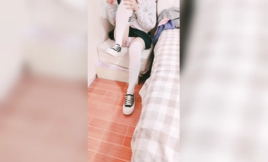 白虎卡哇伊萌妹【萝莉九儿】表面是大家文静乖巧小学妹 私下是爸爸的小淫娃 又乖又反差的女孩子爸爸们喜欢吗？做爸爸的小母狗
