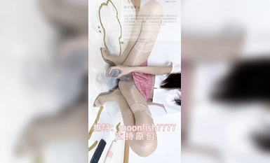 12月最新流出，推特新人極品長腿苗條燒婊子【橘子橘子】VIP福利私拍，JK服道具紫薇肉絲入穴高潮大量潮吹黑絲露出邊走邊尿（2）