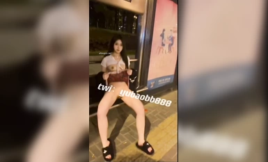 Ang diyosa na may perpektong hitsura at pigura, kalapating mababa ang lipad [Yubao], ay pribadong nakuhanan ng litrato sa mataas na presyo, sumasayaw na hubo't hubad sa iba't ibang mga sinehan, sinehan, supermarket at mga ari-arian, at ang susi ay