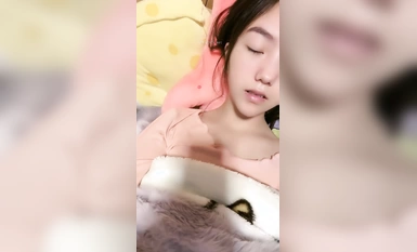 Di sini datanglah kecantikan sekolah yang paling tulen [Wan'er], puki yang sangat lembut, dia kelihatan seperti dia masih dara, dengan wajah yang cantik, dan dia perlahan-lahan menjadi basah, ia mengujakan dan cantik! (8)