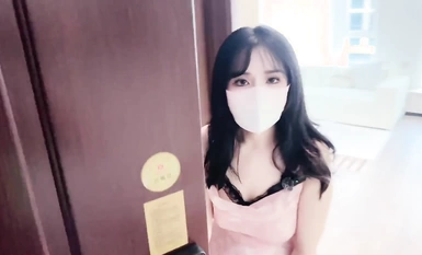 大奶美女吃雞啪啪【櫻空桃桃】騷貨水這么多 啊啊大雞吧操的好舒服乾死我了 美女以性交租被房東無套輸出 口爆吞精