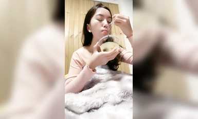 Here comes the most authentic school beauty [Wan'er], super lambot na puke, parang virgin pa, maganda ang mukha, at unti-unti na siyang namamamasa, nakakakilig at maganda! (6)