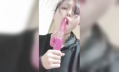 【無修正ライブチャット】販売元削除済！スマホ撮影！裸姿推定Ｅカップ美巨乳セルフ撮り素人女子が自宅部屋で極太ディルドエア騎乗位挿入オナ！喘ぎ声◎画質△