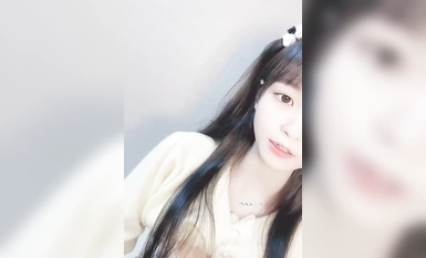 -The absolute goddess, [Sparkling], is so pure~ I want to cum after just one look~ She is so good, she shows her short video, white buttocks, beautiful legs and jade feet (4)
