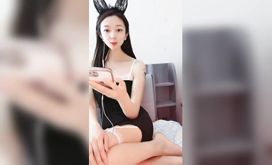 Đây là một vẻ đẹp cổ tích, một người nổi tiếng nhỏ trên mạng Douyin với hàng trăm ngàn người hâm mộ, [Bưởi nhỏ ngọt ngào], phong cách cô gái nhà bên trong sáng và ngây thơ (6)