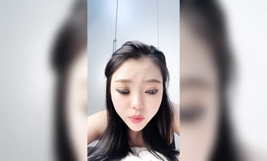 Magandang babae na may malalaking mata at mahabang binti (3)