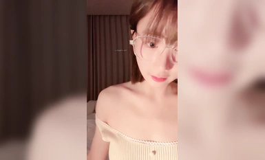2024年最頂尖新人，小蘿莉美女~【小思思要吃糖】，質量一等，乖巧可愛，極品紅櫻桃好美 (2)