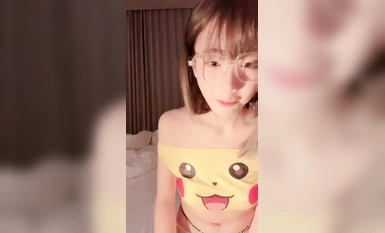 2024年最頂尖新人，小蘿莉美女~【小思思要吃糖】，質量一等，乖巧可愛，極品紅櫻桃好美 (2)