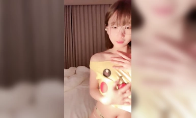 2024年最頂尖新人，小蘿莉美女~【小思思要吃糖】，質量一等，乖巧可愛，極品紅櫻桃好美 (2)
