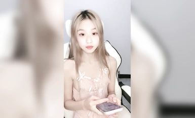校花學妹！【你的初戀6】顏值逆天~超級粉嫩小b~全裸特寫 (3)