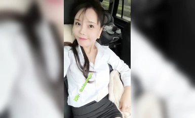 Ang showman na Internet celebrity model na si [Ai Xiaoqing] ay nagsasalsal sa isang bombang OL na damit, na nagpapakita ng kanyang kabaliwan