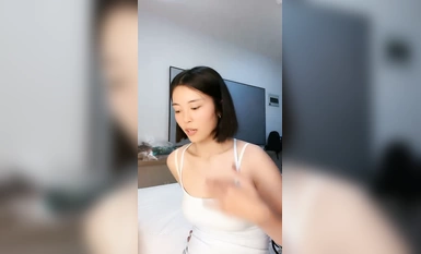 Yujie pendatang baru pergi ke laut! Sungguh coquettis dan cantik [Arnab Mengejar Kura-kura] Wanita muda berseluar jeans itu datang ke Seksyen 3, dia menari dengan baik dan membuatkan orang ramai serta-merta miang! Sangat panas (3)