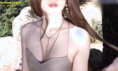 校園女神〖餅干姐姐〗風騷氣質高挑身材男人看了就想侵犯，嬌嫩性感美乳 誘人無毛穴棒操到合不攏