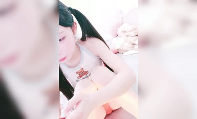 雙馬尾尤物美少女【四川蘿莉】嬌小身材細腰美腿！超粉嫩小穴，掰開特寫，穿上白絲襪，細腰美臀翹起，擺弄各種姿勢