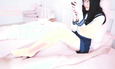 lo girl white silk footjob [AsamiSusu Susu] Ang batang babae na may salamin ay may cute na pink na paa na may puting sutla, ang cute at pinong paa ng sanggol ay nakasuot ng medyas upang bigyan ang kanyang kapatid ng footjob, upang maramdaman niya ang kasi