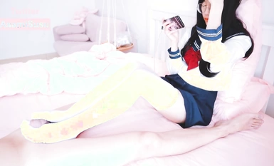 lo girl white silk footjob [AsamiSusu Susu] Ang batang babae na may salamin ay may cute na pink na paa na may puting sutla, ang cute at pinong paa ng sanggol ay nakasuot ng medyas upang bigyan ang kanyang kapatid ng footjob, upang maramdaman niya ang kasi