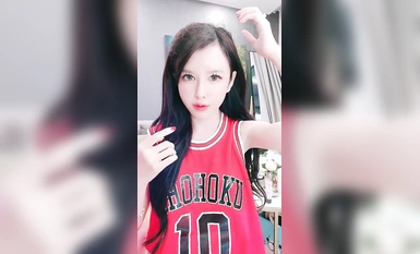 球衣網紅爆乳小姐姐【寶寶】全身粉嫩白虎小穴！黑絲美腿高跟鞋，浴室地上足交，騎乘位深插嫩穴，妹妹太騷了