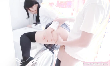 Ang inosenteng babae sa tabi ng bahay [AsamiSusu Susu] Ang batang babae na may salamin ay sobrang contrasting. Nakasuot siya ng itim na medyas at nakasuot ng JK sa buong katawan ay, mas gusto niya ito.