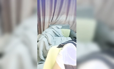 Cute na babae na may maliit na pigura [Xiaoyi's sobobo] sexy student uniform na may puting stockings! Naka-fucked sa isang bayad na kuwarto, na may masamang tingin sa kanyang mukha at gustong ma-fucked, siya ay nagkusa na umupo sa riding position, iti