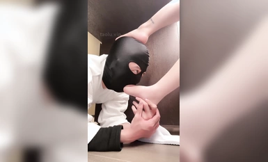 [Eko-senpai] 461 Cận cảnh dưới gầm bàn - chân trần và tôn sùng chân