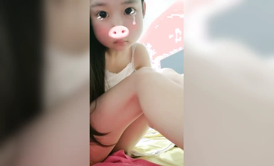 19歲清純學生 超級可愛【你的學妹】獨自在家鎖上門，閨房裡換裝自慰，撒尿特寫，水真多一直流個不停 (5)