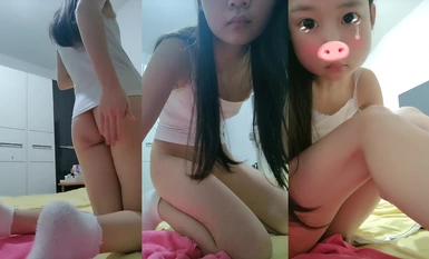 19歲清純學生 超級可愛【你的學妹】獨自在家鎖上門，閨房裡換裝自慰，撒尿特寫，水真多一直流個不停 (5)