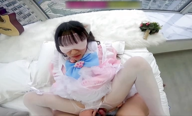 The two ponytails of Loli's little cutie [Meow Meow Sauce] grabbed the two ponytails and lost their crazy output, the tempting white rabbit wiggled and attracted people's eyes, it was another day of being neutralized by the master, being a daddy's little 