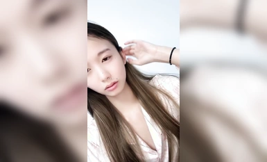 The popular goddess attacked, star face value beauty [Guangzhou University student] figure beautiful front convex rear curvature, white pulp from the hole out of the picture is so shocking (5)
