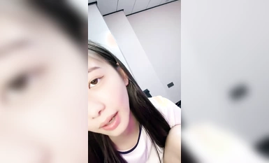Narito ang sikat na diyosa, ang mukhang bituin na kagandahan [Guangzhou College Student] ay may magandang pigura at hubog na pigura, at ang tanawin ng puting katas na umaagos mula sa kanyang butas ay nakakagulat (1)