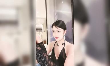 Dewi model terkenal menggali kentang kecil (1)