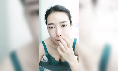 2024年新作，【甜甜小桃花】，女僕裝，白嫩小少婦，無美顏的鏡頭下也頗有幾分姿色，這黑乎乎的陰毛 (1)