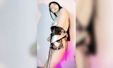 カスタマイズに多大な投資を行った Kuaishou は、180,000 人のフォロワーを持つ豊満で巨乳の痴女 [Xinmeimei] を永久に禁止しました。水なしでの裸のダンス、胸の揺れ、腰の突き出し、あらゆる種類のオーガズムと表情の完全なコレクション (2)