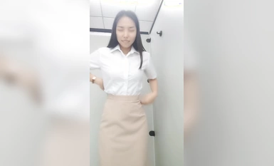 Người dẫn chương trình @陈庄气(李一茶) đeo máy rung để làm việc và câu cá trong chương trình phúc lợi tiêu chuẩn (1)