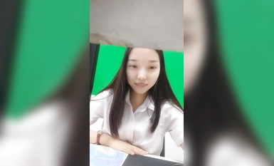 Người dẫn chương trình @陈庄气(李一茶) đeo máy rung để làm việc và câu cá trong chương trình phúc lợi tiêu chuẩn (1)