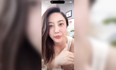 小黎老師抖音69w粉紅網紅直播時掀衣服不慎奶子全露慌忙下播！