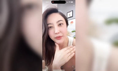 小黎老師抖音69w粉紅網紅直播時掀衣服不慎奶子全露慌忙下播！