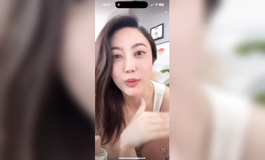 小黎老師抖音69w粉紅網紅直播時掀衣服不慎奶子全露慌忙下播！