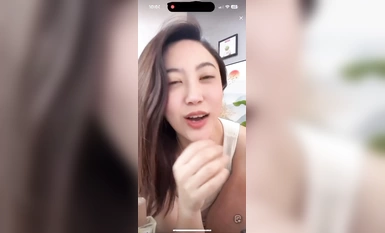 小黎老師抖音69w粉紅網紅直播時掀衣服不慎奶子全露慌忙下播！