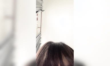 Ang sobrang malambot na maliit na loli ay gumagamit ng isang malaking titi upang makapasok sa kanyang puki nang ligaw sa live broadcast platform (9)
