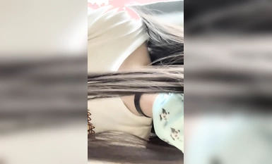 Loli kecil yang sangat lembut menggunakan zakar besar untuk menembusi kemaluannya secara liar di platform siaran langsung (10)