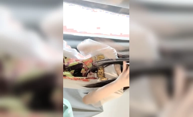 Loli kecil yang sangat lembut menggunakan zakar besar untuk menembusi kemaluannya secara liar di platform siaran langsung (10)