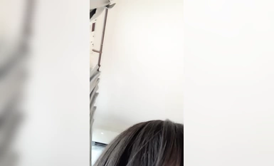 Loli kecil yang sangat lembut menggunakan zakar besar untuk menembusi kemaluannya secara liar di platform siaran langsung (10)