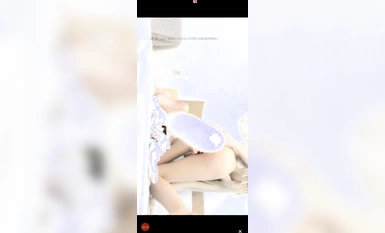 Loli kecil yang sangat lembut menggunakan zakar besar untuk menembusi kemaluannya secara liar di platform siaran langsung (1)