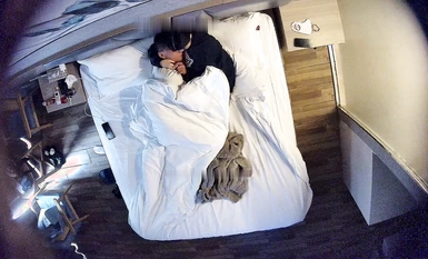 ピンクの女子校生と黒人が部屋で3回連続セックス (1)