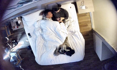 ピンクの女子校生と黒人が部屋で3回連続セックス (1)